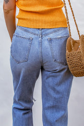 Himmelblaue Boyfriendjeans mit großem Loch und starkem Destroyed-Effekt
